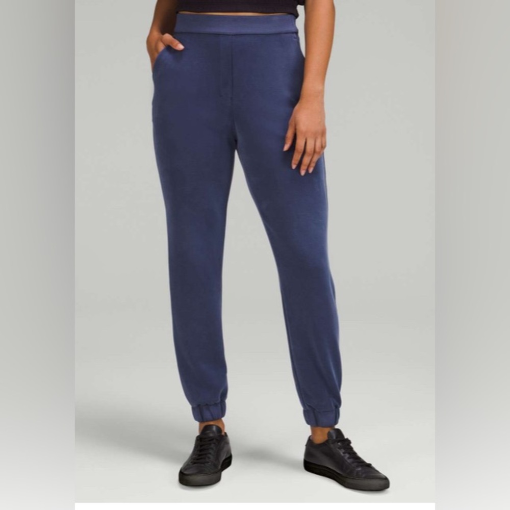 Lululemon Softstreme Relaxed High-Rise Pant
Night Sea size 6